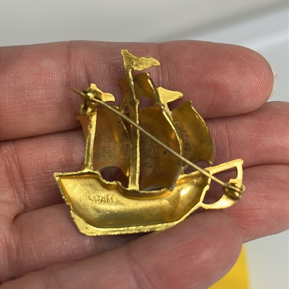 Men's Brooch Pin Gold Tone Boat Red Knights Templar Cross 3D Spanish Discovery - Picture 2 of 9